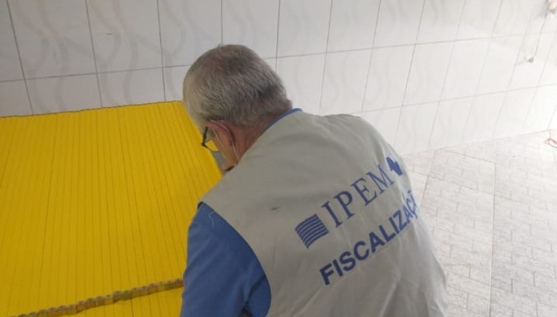 Ipem-SP verifica metro comercial no fabricante na Vila Maria, região norte da capital